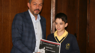 Михаил Костадинов дари наградата си от  "Севлиево рок"