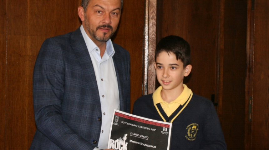 Михаил Костадинов дари наградата си от  "Севлиево рок"