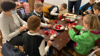 Деца пресукваха бели и червени конци, направиха сами мартеници