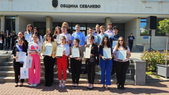 Кметът на Севлиево награди зрелостници с високи постижения в различни области