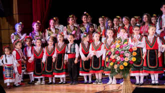Коледен благослов с музика, песен и танц отправиха Школата по народно пеене и детският фолклорен ансамбъл „Развитие”