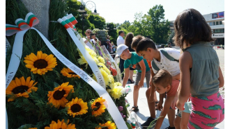 Поклонение с венци, цветя и минута мълчание пред паметника на свободата за 147 години свободно Севлиево