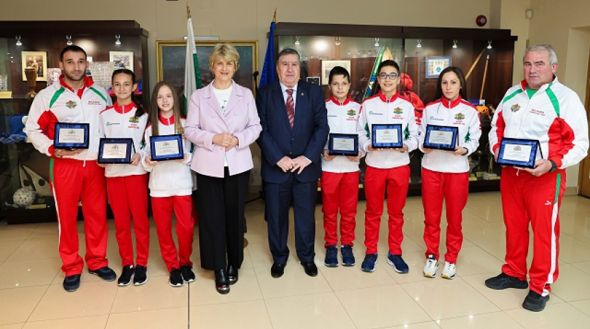 Министър Весела Лечева награди изявени спортисти, сред тях световните вицешампиони по скокове на батут от Габрово