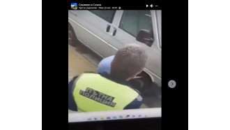 Дисциплинарна проверка тече в РУ Севлиево по случай, при който мъж реже гуми на автомобил под погледа на пътен полицай