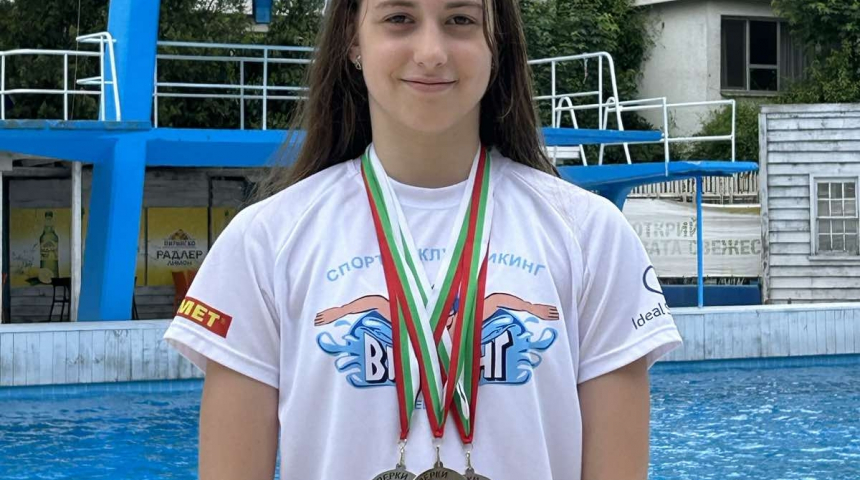 Трикратен медалист е Яна Петкова от състезанието по плуване 