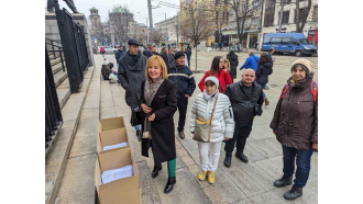 Три кашона с документи по колективни искове срещу трите мобилни оператора внесе днес Мая Манолова в съда