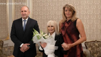 Държавният глава Румен Радев удостои с Почетния знак на президента Лили Иванова